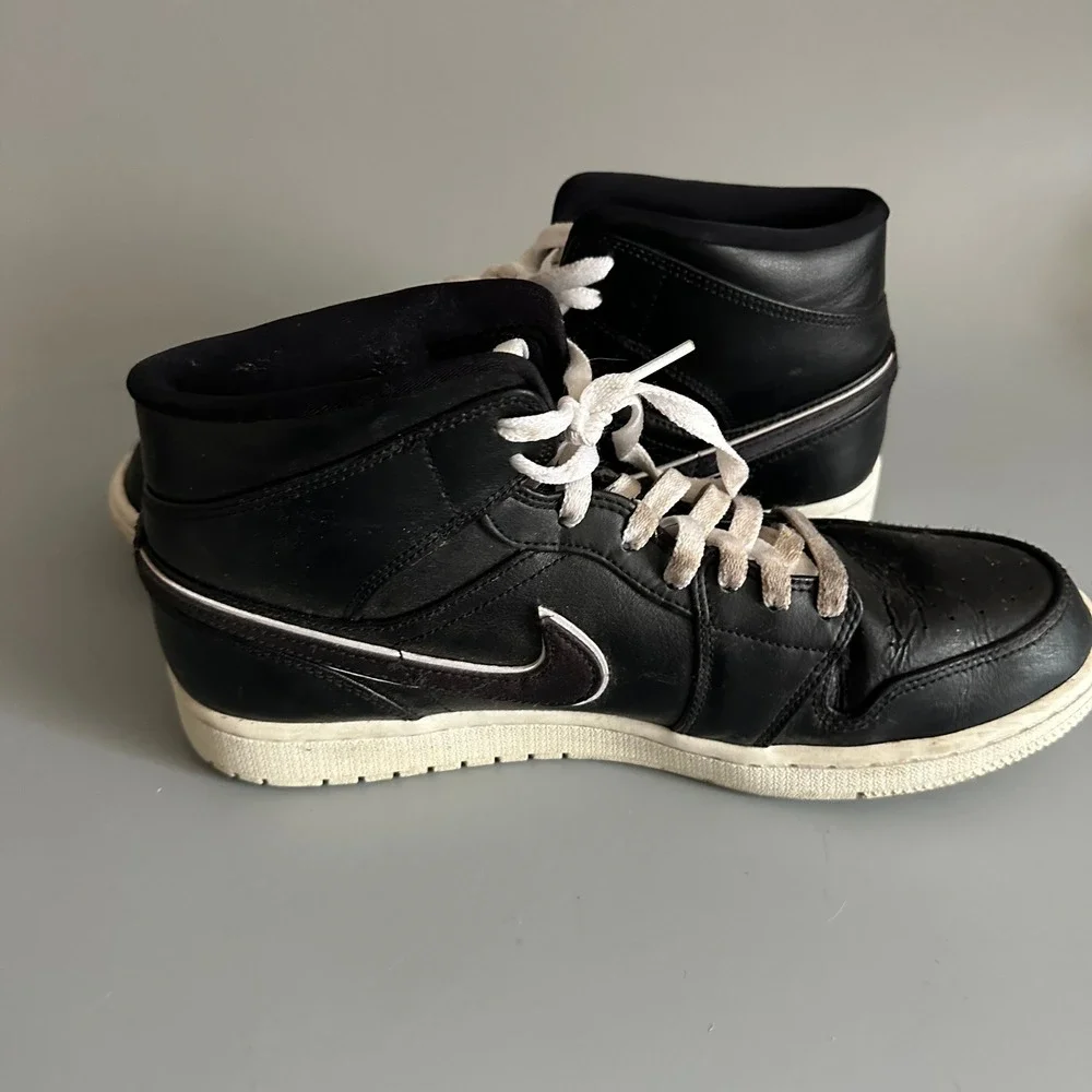 Nike Air Jordan 1 Mid Mens Black White Basketball Shoes 554724-049 Size 10.5